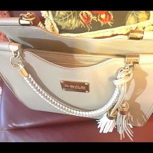 Guess beige purse zipper on top   Clean  it’s new